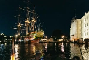 Paseo nocturno en barco por el canal