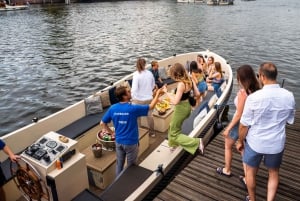 Amsterdam: Crociera sul canale con guida in tedesco e bar a bordo