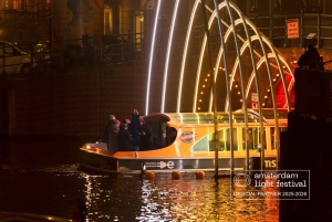 Амстердам: круиз по Фестивалю света с горячим напитком и закусками