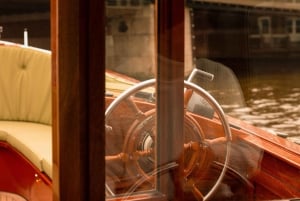 Amsterdam: Historic Boat Cruise with open bar and nibbles