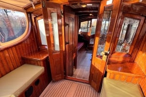 Amsterdam: Historic Boat Cruise with open bar and nibbles