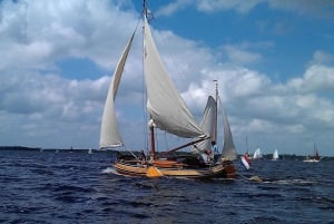 Amsterdam: Keukenhof Tulip Garden and Giethoorn Experience