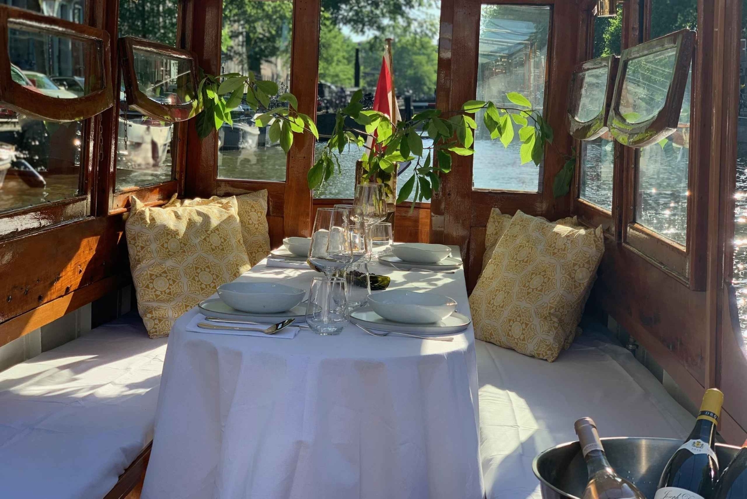 Амстердам: частная водная прогулка по Фестивалю света, напитки