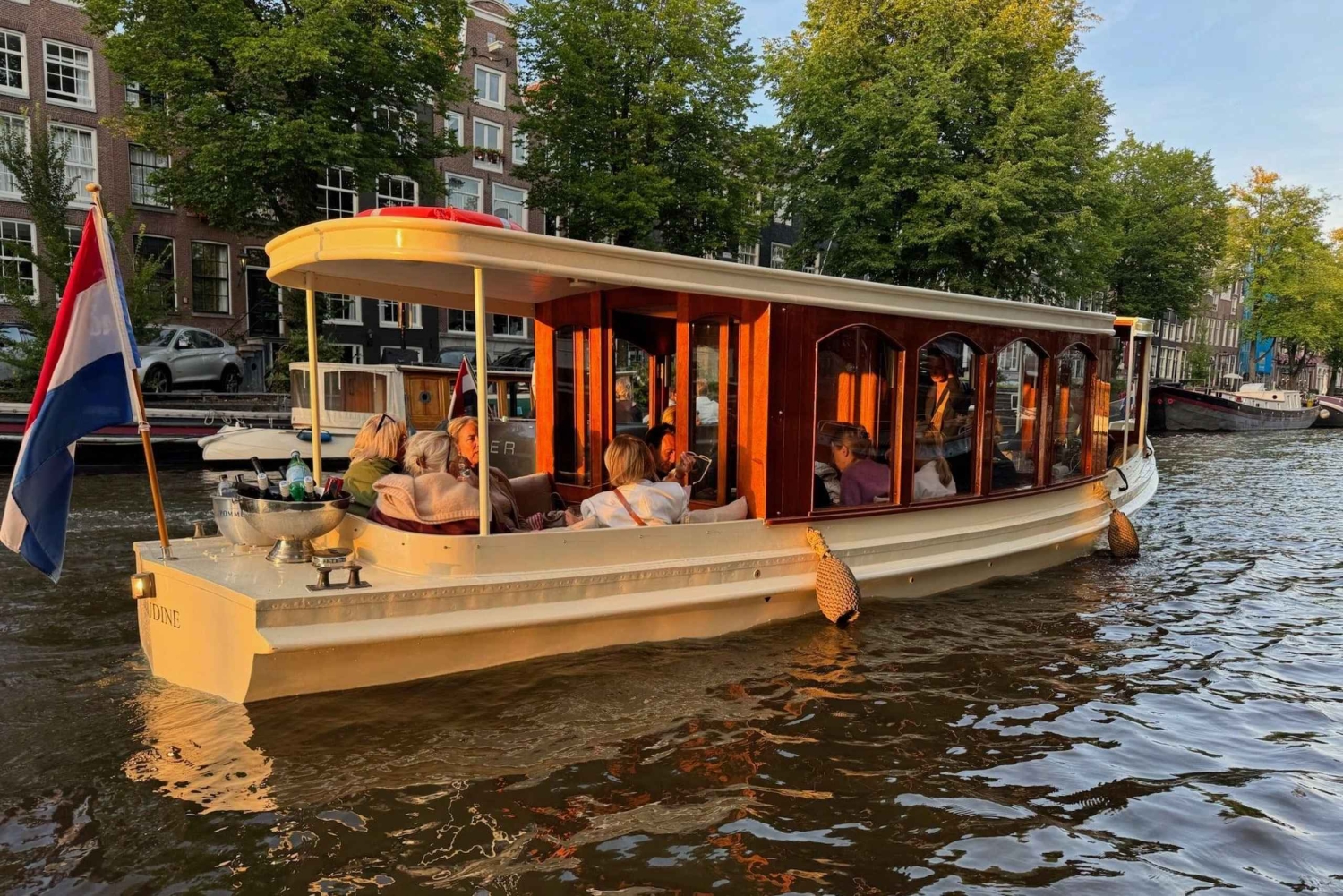Амстердам: частная водная прогулка по Фестивалю света, напитки