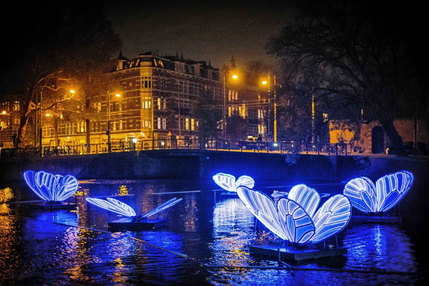 Amsterdam: Light Sculptures Small Boat Tour with Gluhwein