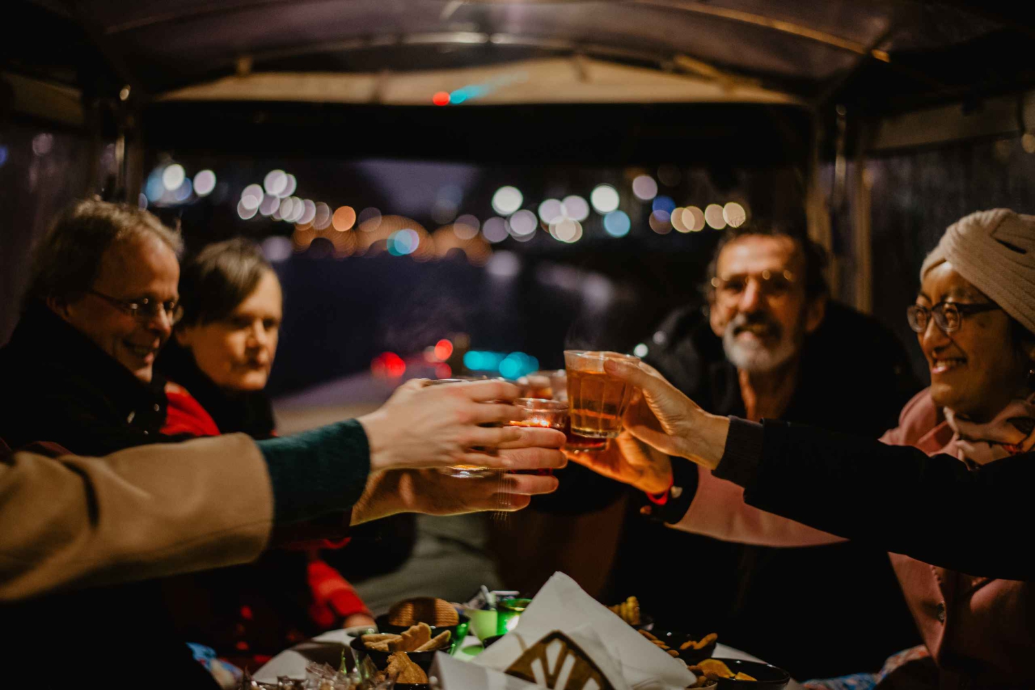 アムステルダム：ライト・スカルプチャー 小型ボートツアー（グリューワイン付き）