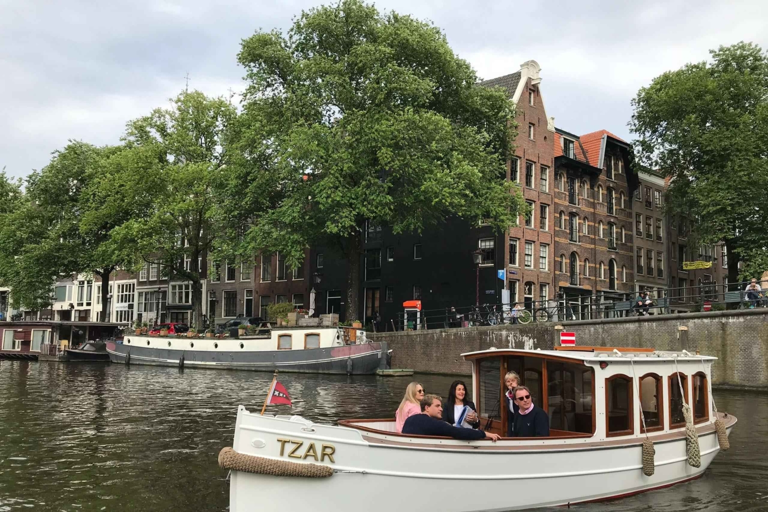 Amsterdam: luksusowy prywatny rejs kanałami w języku niemieckim z napojami