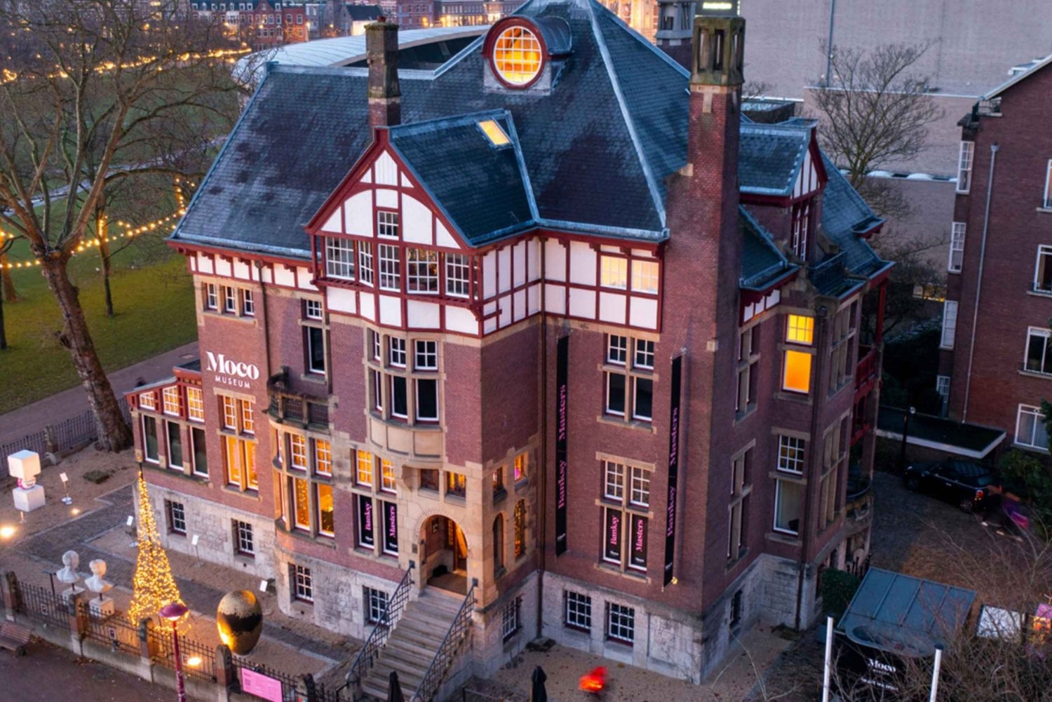 Amsterdam: Moco Museum & Nightclubs Admission Combo m/taxi