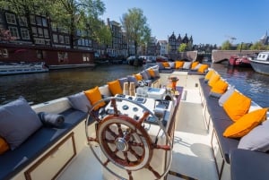 Amsterdam: Private Canal Cruise in German + Unlimited Drinks