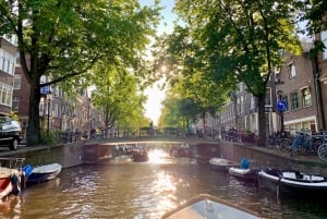 Amsterdam: Private Canal Cruise in German + Unlimited Drinks