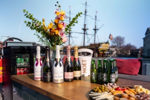 Amsterdam: Private Canal Cruise with Drinks and Snacks