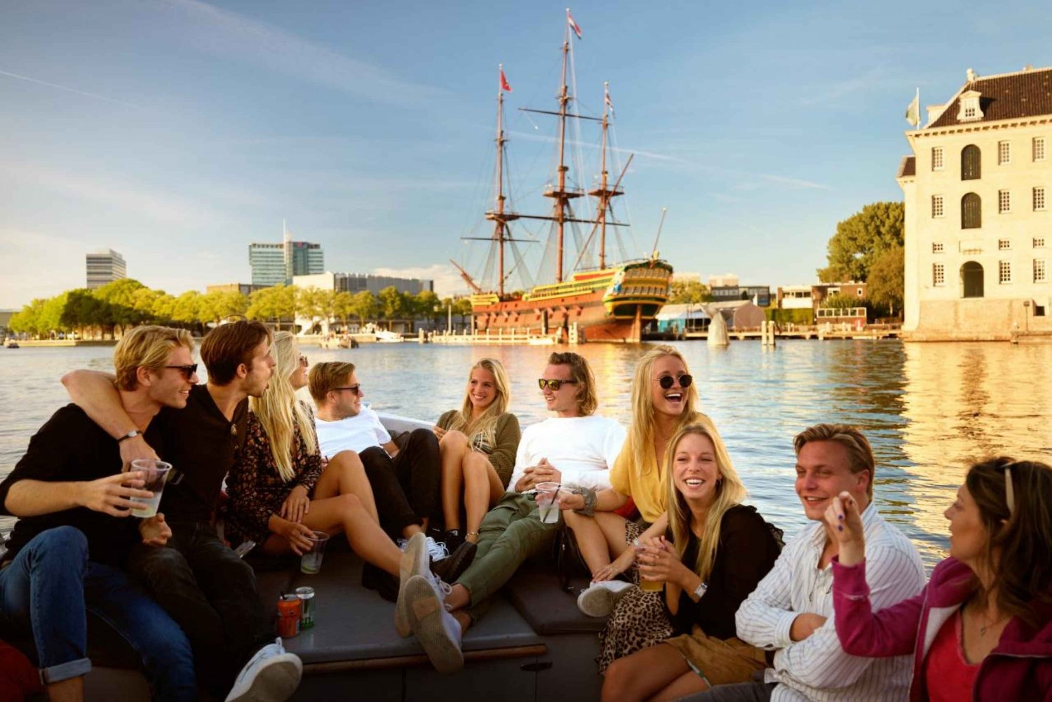 Amsterdam: Private Cruise with Drinks & Optional Snacks