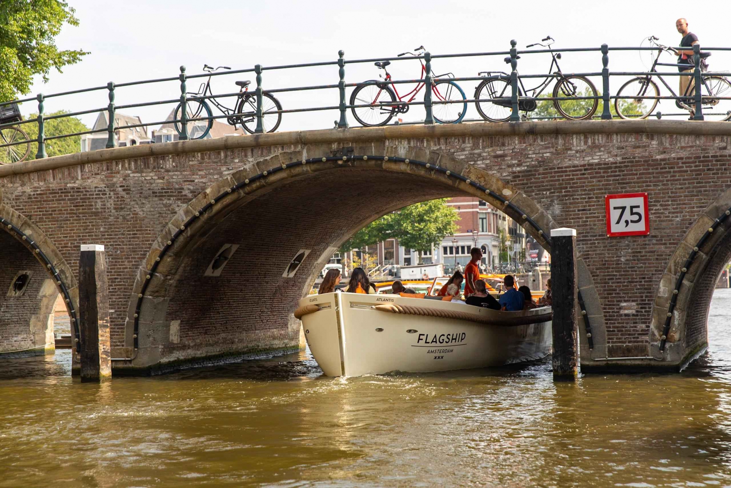 Amsterdam: Private Cruise with Drinks & Optional Snacks in Amsterdam