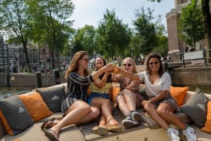 Amsterdam: Private Cruise with Drinks & Optional Snacks