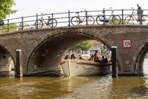 Amsterdam: Private Cruise with Drinks & Optional Snacks