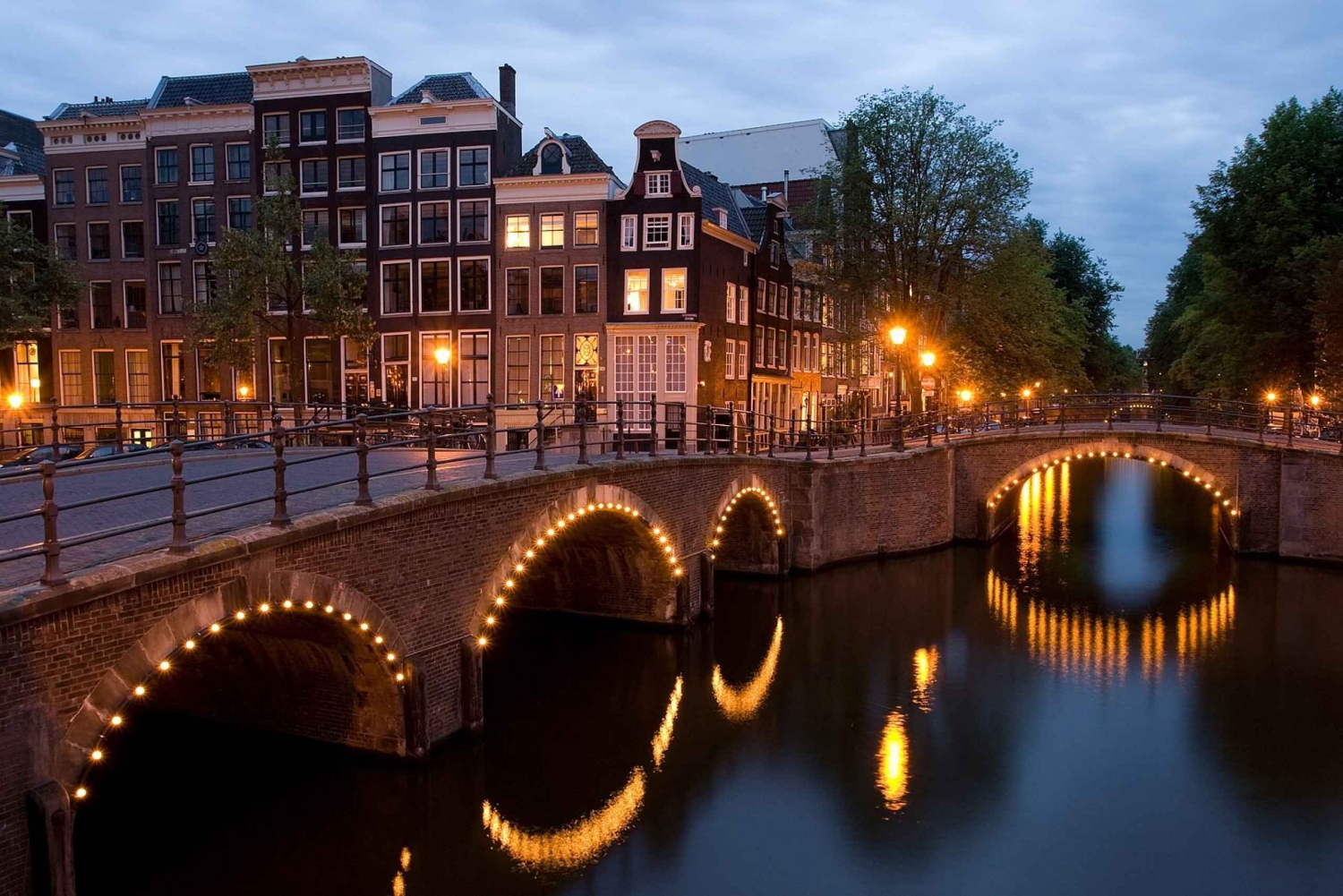 Amsterdam: Punaisten lyhtyjen piirin itseopastettu äänikierros