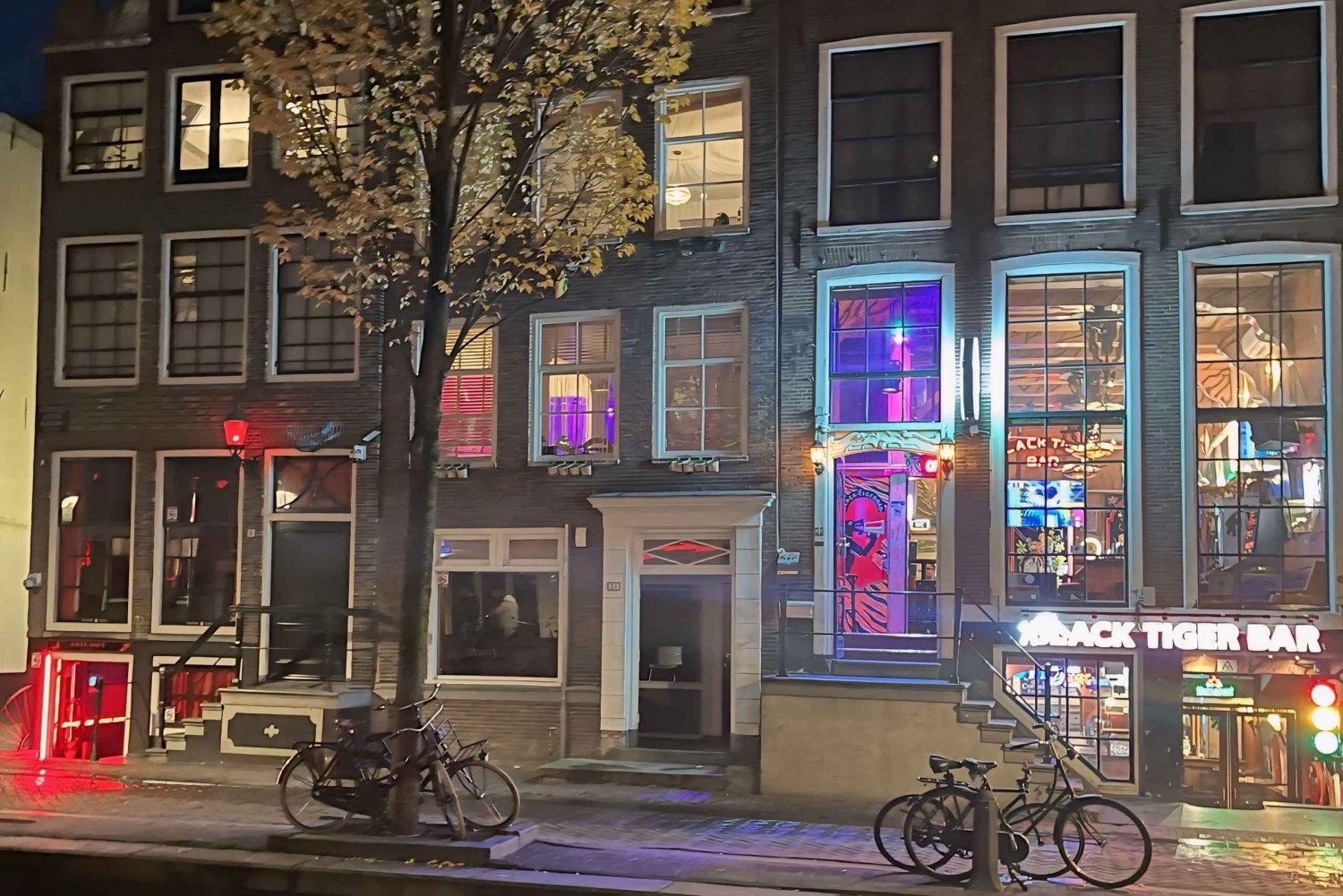 Amsterdam: Red light tour with bar visit + free drink and stop at a coffee shop