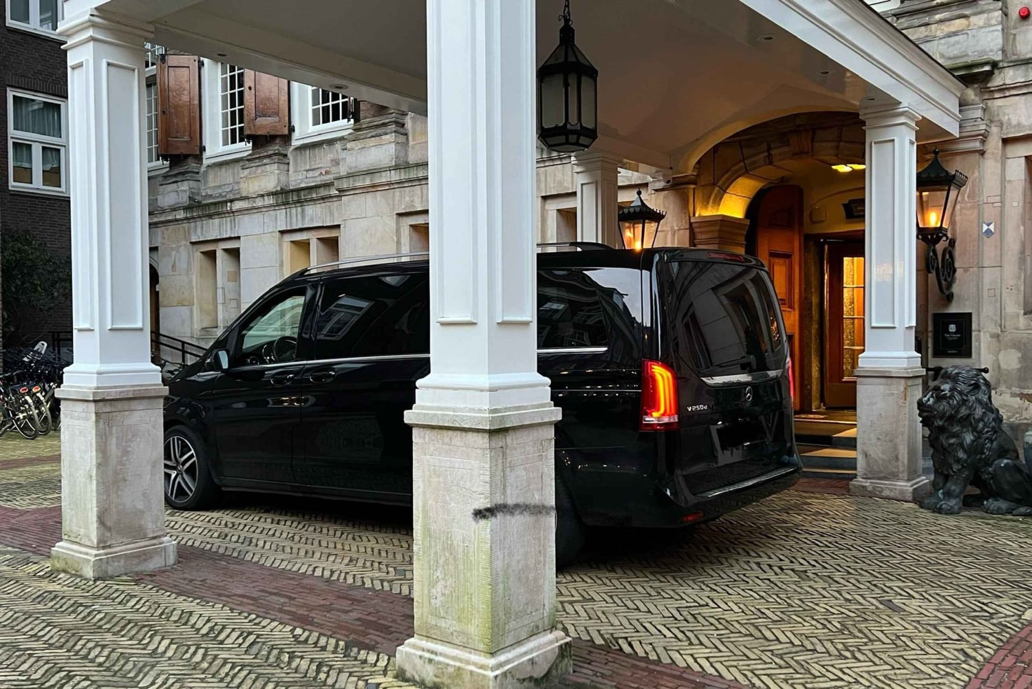 Amsterdam: Vuokraa auto kuljettajalla Amsterdamissa (6/8 tuntia)