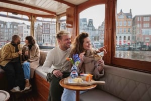 Amsterdam: Romantic Canal Cruise Boat with Bubbles & Bites