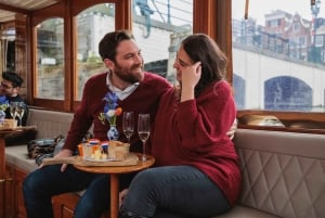 Amsterdam: Romantic Canal Cruise Boat with Bubbles & Bites