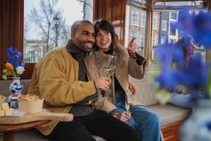 Amsterdam: Romantic Canal Cruise Boat with Bubbles & Bites