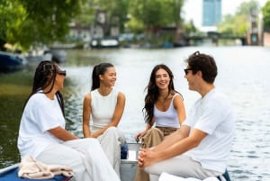 Ámsterdam: navega por tu cuenta con un alquiler de barco de 2 horas.