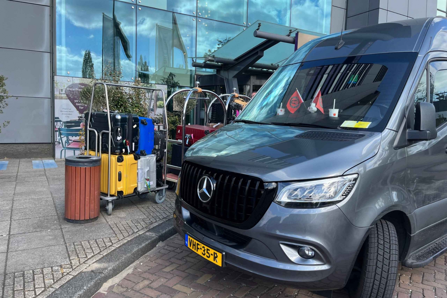 Amsterdam: Sömlös Porterservice bagage Flygplats till Hotell