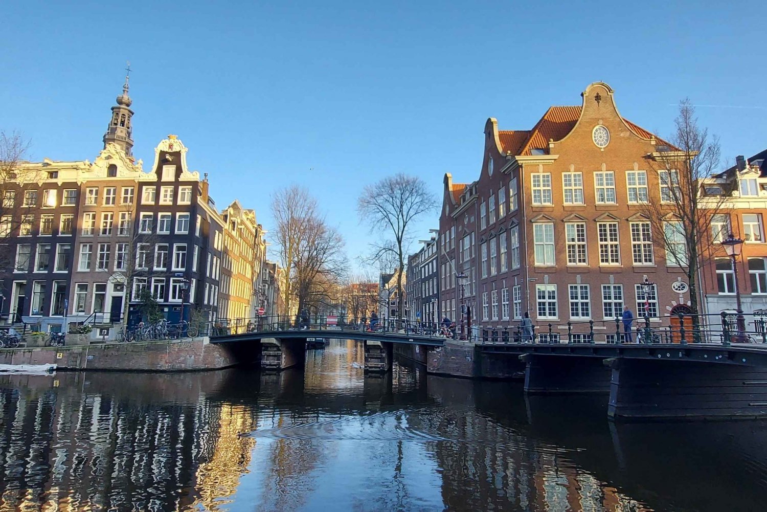 Amsterdam: Excursie aan wal incl. wandeltour & grachtenrondvaart