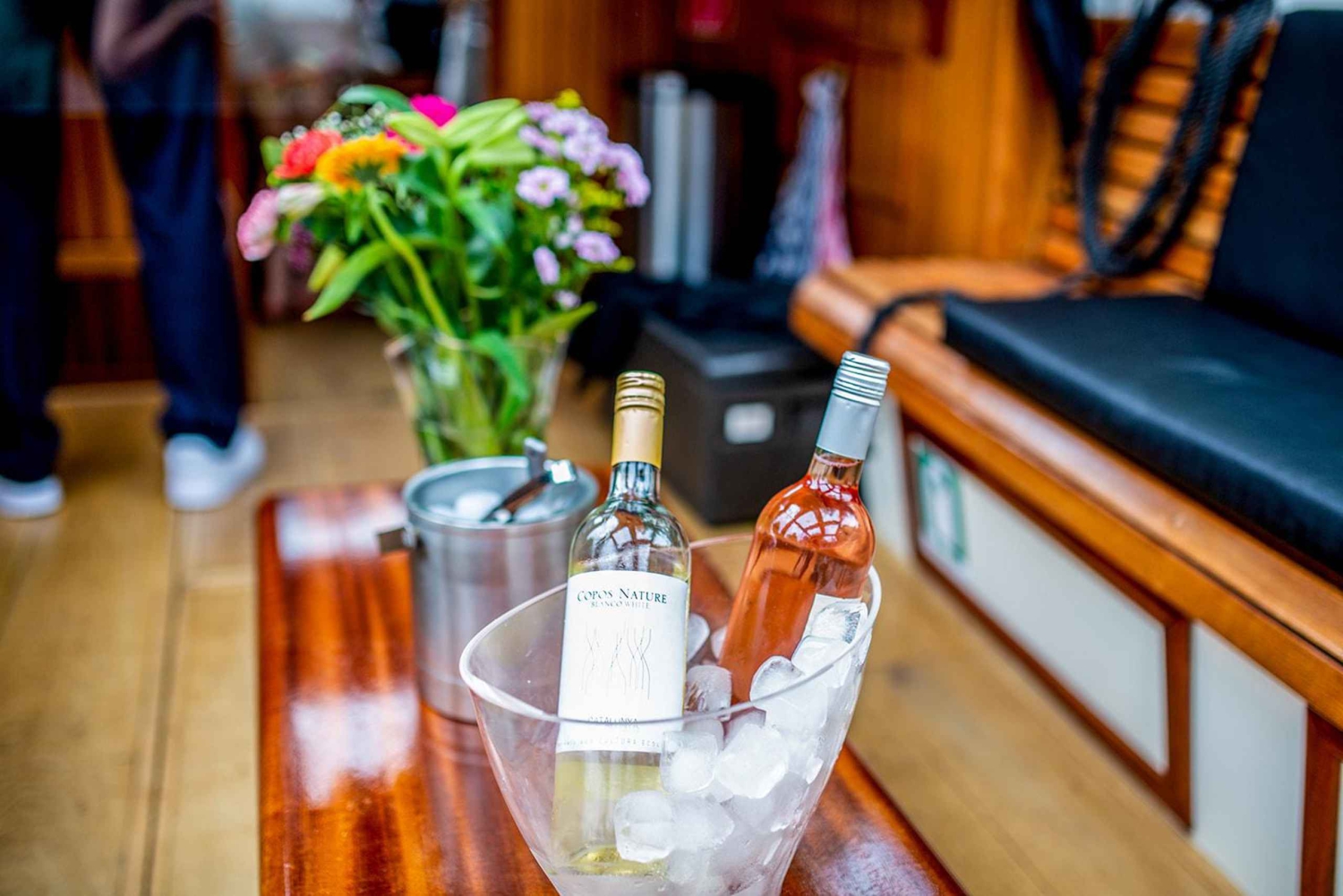 Amsterdam: Paseo en barco por el canal para grupos pequeños, bebidas y aperitivos incluidos