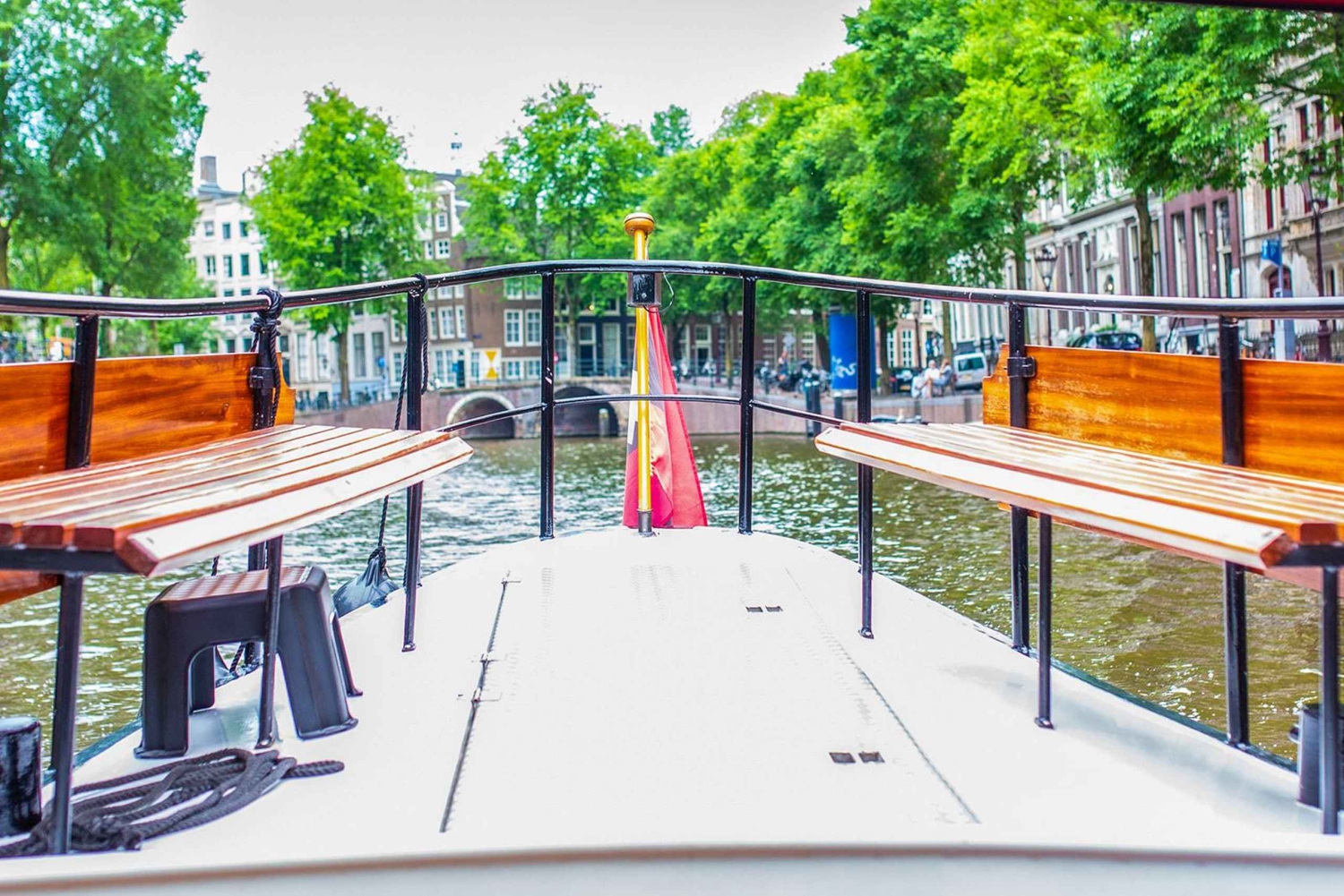 Amsterdam: Paseo en barco por el canal para grupos pequeños, bebidas y aperitivos incluidos