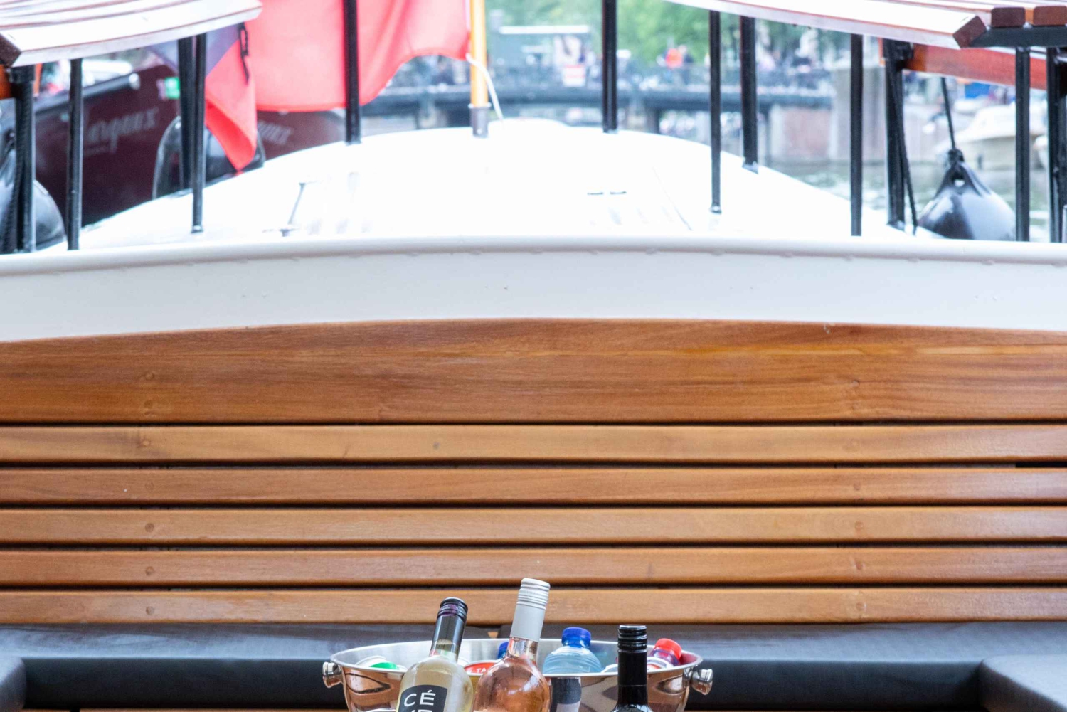 Amsterdam: Paseo en barco por el canal para grupos pequeños, bebidas y aperitivos incluidos