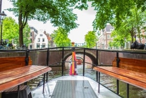 Amsterdam: Small-Group Canal Cruise incl. Drinks and Snacks