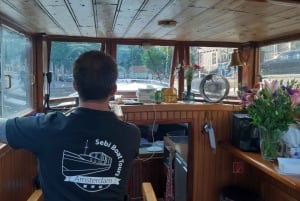 Amsterdam: Small-Group Canal Cruise incl. Drinks and Snacks