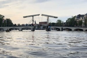 Amsterdam: Small-Group Canal Cruise incl. Drinks and Snacks