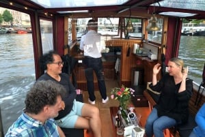 Amsterdam: Small-Group Canal Cruise incl. Drinks and Snacks