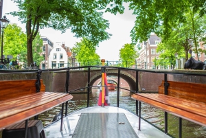 Amsterdam: Paseo en barco por el canal para grupos pequeños, bebidas y aperitivos incluidos