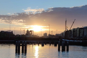 Amsterdam: Paseo en barco por el canal para grupos pequeños, bebidas y aperitivos incluidos