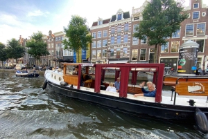 Amsterdam: Paseo en barco por el canal para grupos pequeños, bebidas y aperitivos incluidos