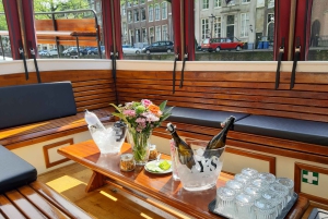 Amsterdam: Paseo en barco por el canal para grupos pequeños, bebidas y aperitivos incluidos