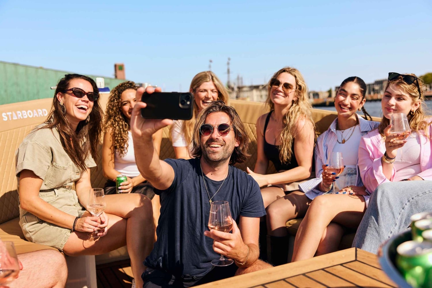 Amsterdam: crociera in barca aperta guidata in spagnolo con bar a bordo