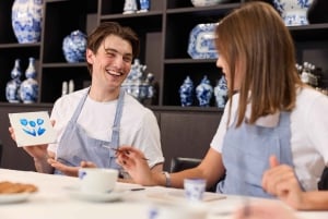 Amsterdam : Atelier de peinture sur carreaux de faïence bleue traditionnelle