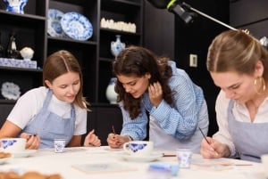 Amsterdam : Atelier de peinture sur carreaux de faïence bleue traditionnelle