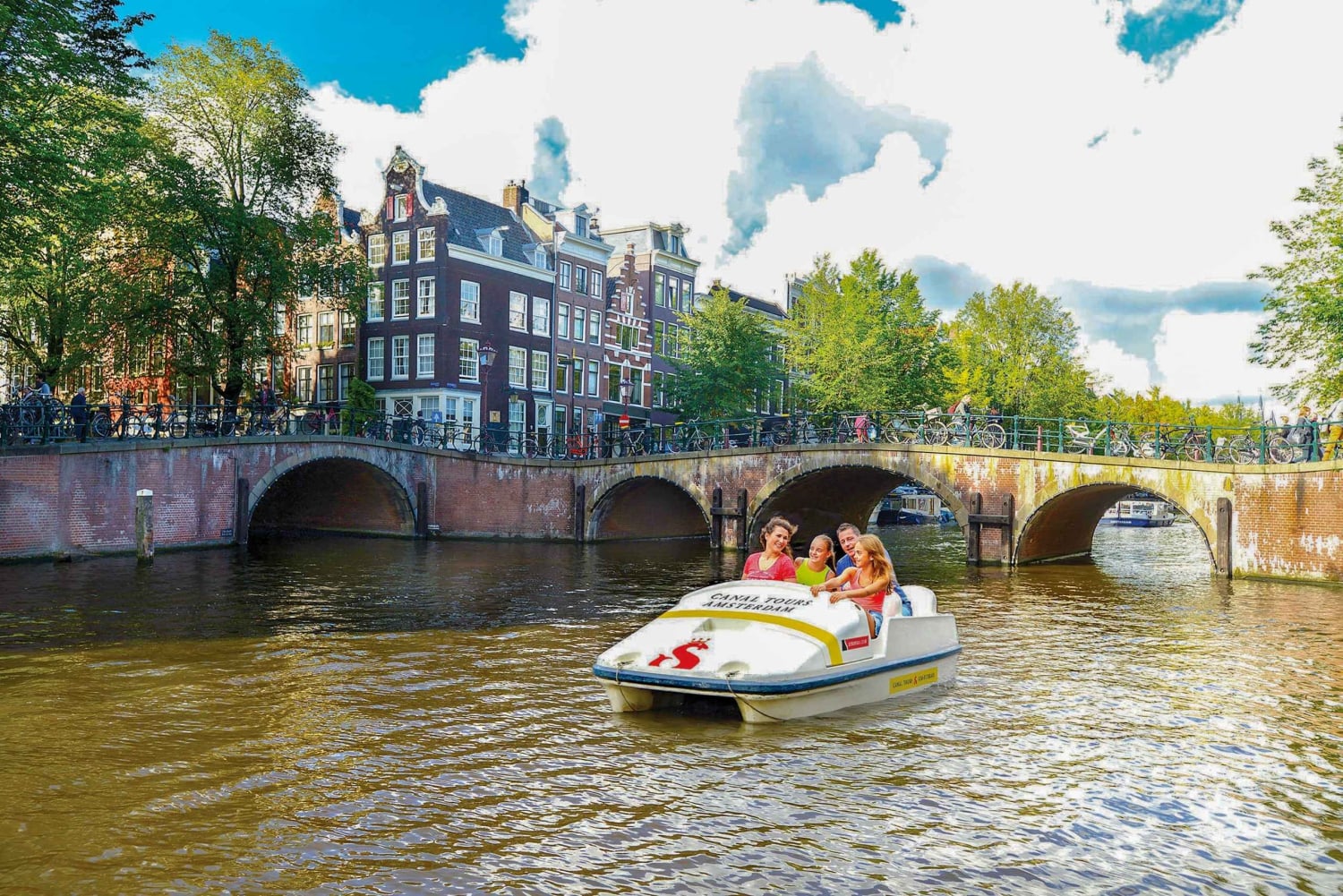 Ámsterdam: experiencia única en barco a pedales por los canales