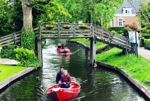 Amsterdam: Zaanse Schans and Giethoorn Guided Combo Tour