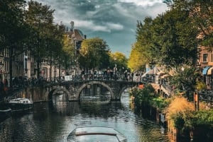 Paseo en Barco por los canales de Amsterdam con guía en Español