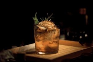 Esperienza cocktail in un 'brown café' con 3 cocktail olandesi