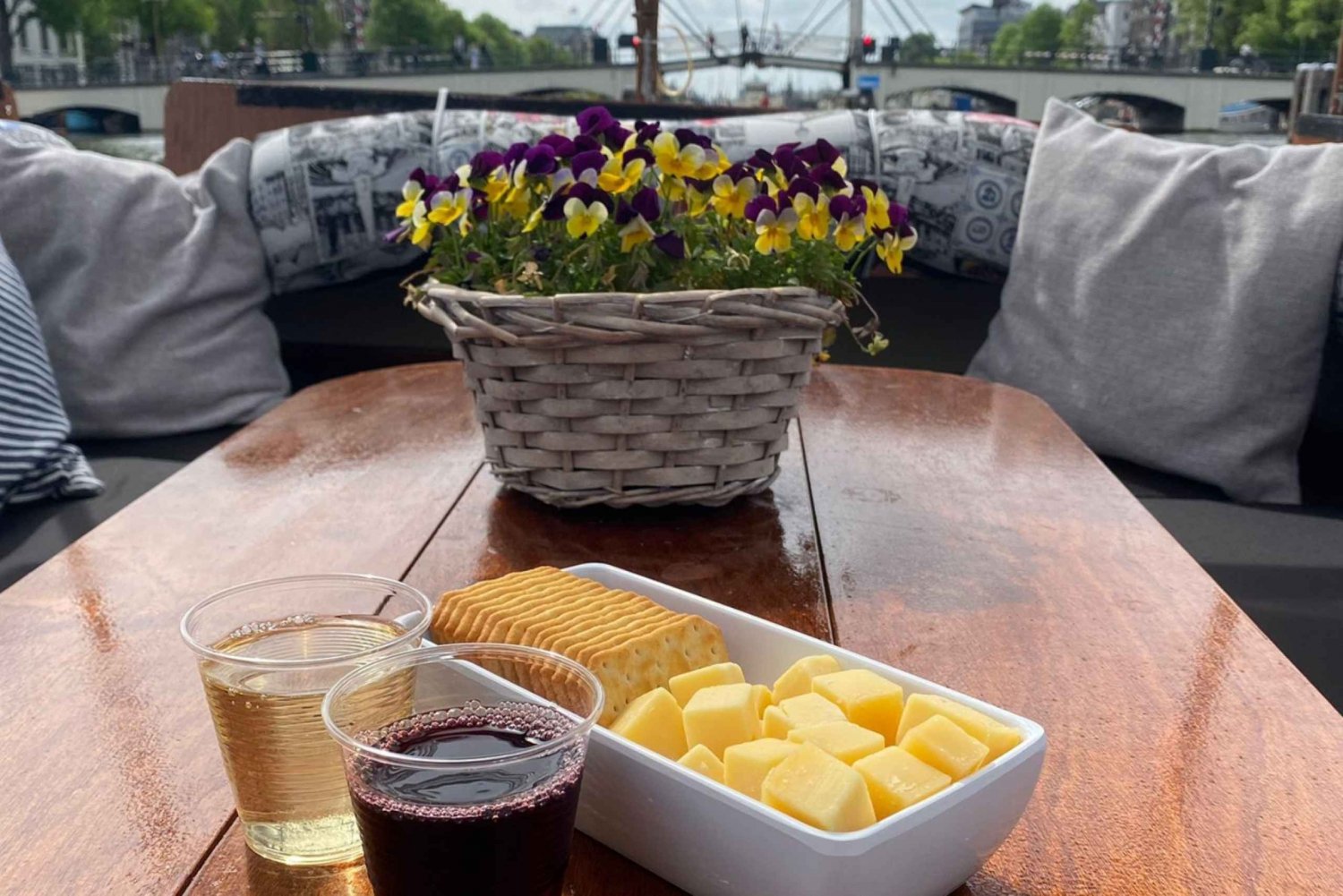 Cruzeiro pelo canal com queijos e bebidas holandesas - com moradores locais