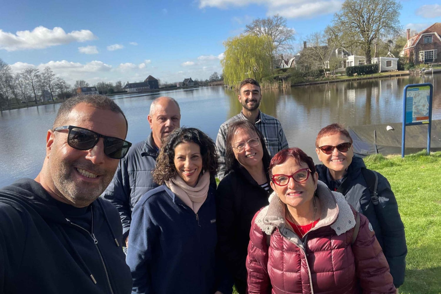 オランダの田園風景：風車、村々、チーズ、そして木靴