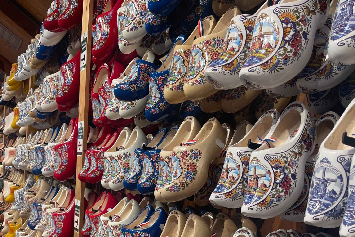 オランダの田園風景：風車、村々、チーズ、そして木靴