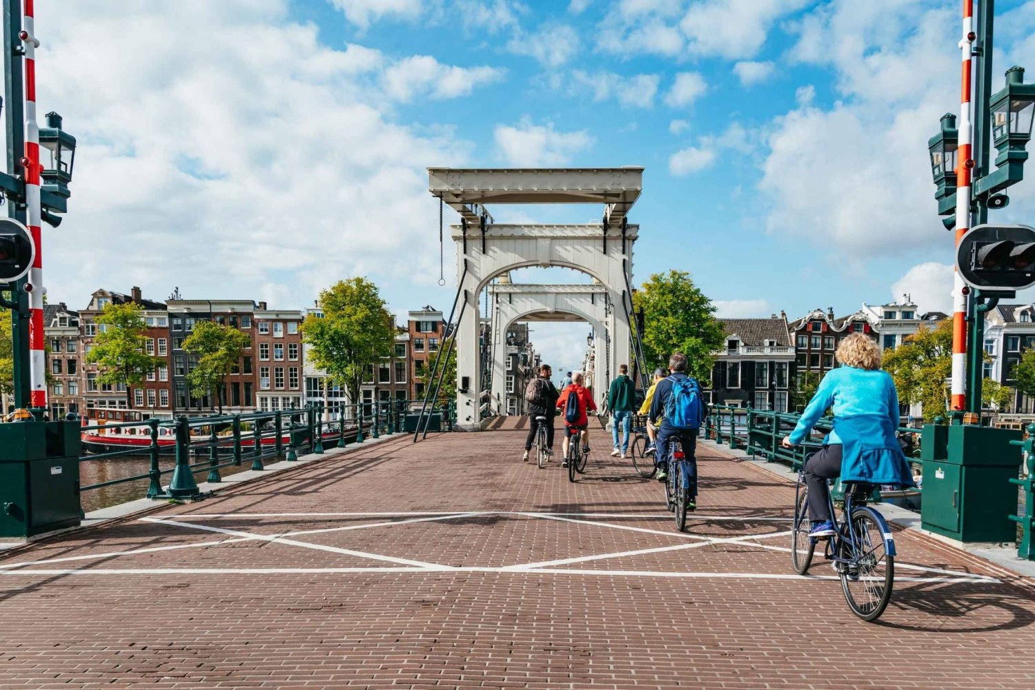 Udforsk Amsterdam som en lokal på cykel med valgfrit krydstogt